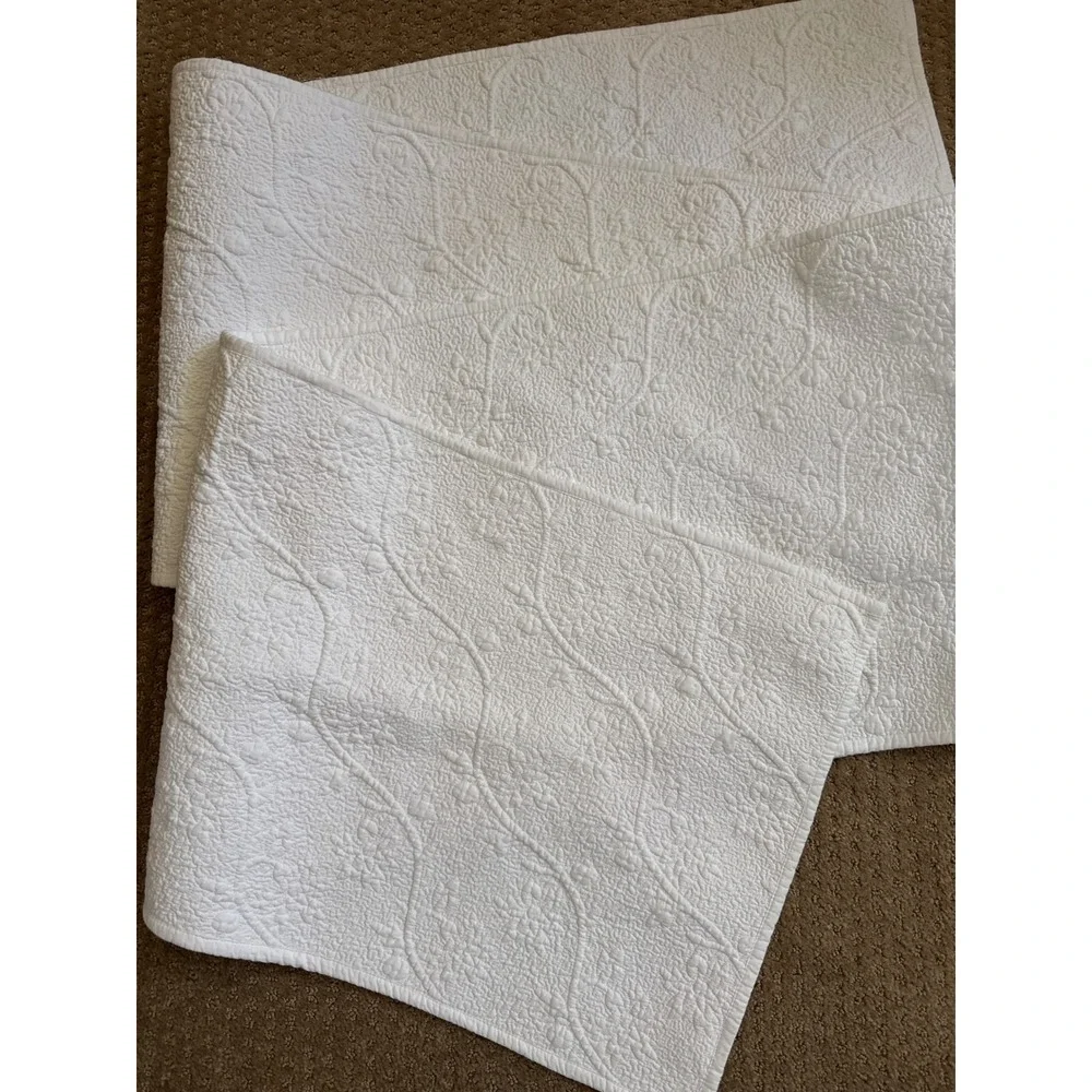 Williams Sonoma White Quilted Floral Matelasse Table Runner 97x15 9178096
